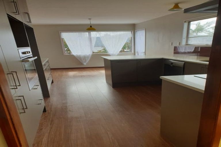 Photo of property in 72 Prince Regent Drive, Half Moon Bay, Auckland, 2012