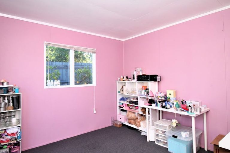 Photo of property in 37 Claverdon Drive, Massey, Auckland, 0614