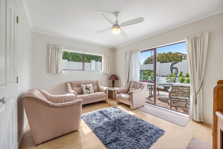 Photo of property in 5 Courtneys, West Harbour, Auckland, 0618