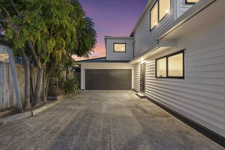 Photo of property in 4190a Great North Road, Glendene, Auckland, 0602