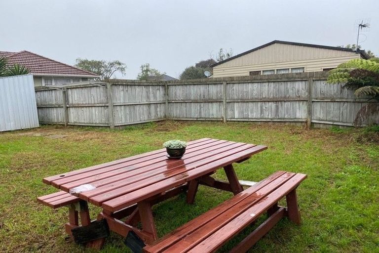 Photo of property in 5 Shamrock Lane, Te Atatu Peninsula, Auckland, 0610