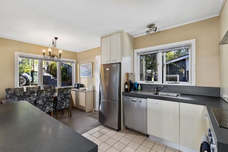 Photo of property in 389 Wairau Road, Totara Vale, Auckland, 0629