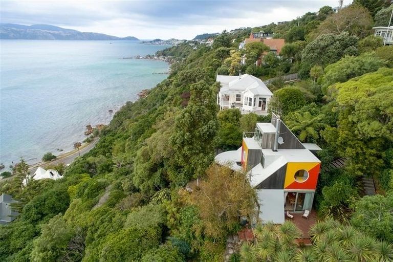 Photo of property in 22 Fortification Road, Karaka Bays, Wellington, 6022