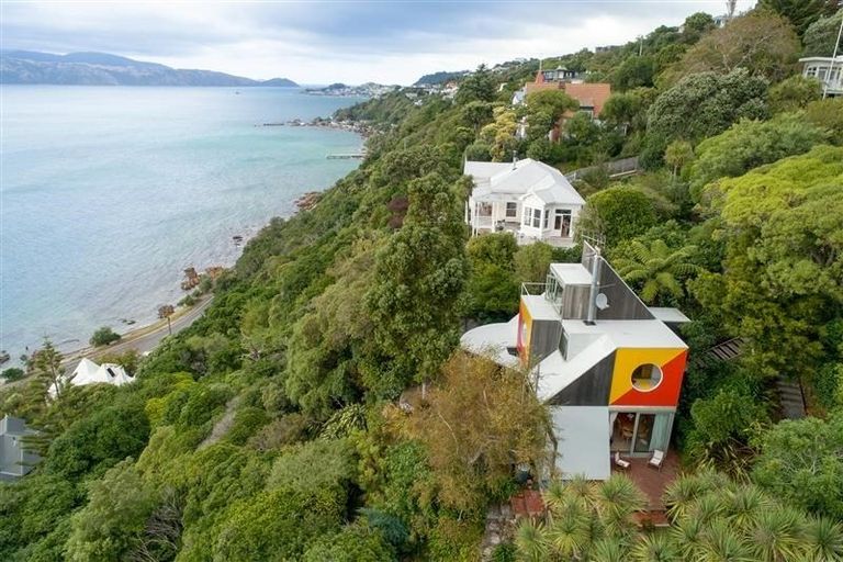 Photo of property in 22 Fortification Road, Karaka Bays, Wellington, 6022