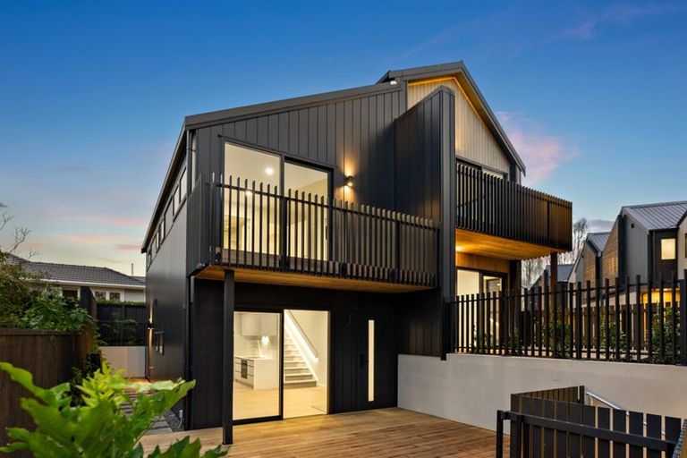 Photo of property in 28 Dawnhaven Drive, Te Atatu Peninsula, Auckland, 0610