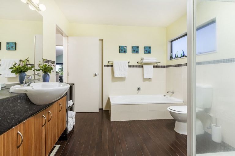 Photo of property in 2/982 East Coast Road, Northcross, Auckland, 0632