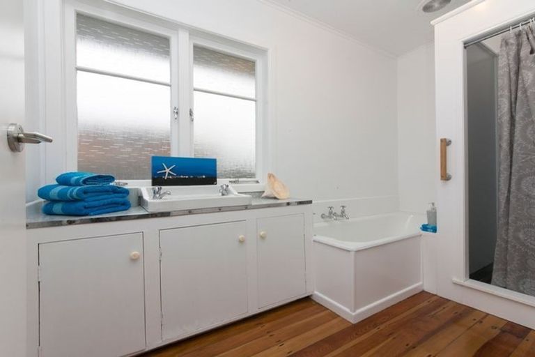 Photo of property in 100 Swanson Road, Henderson, Auckland, 0610