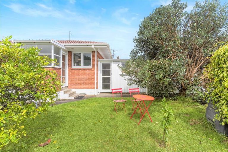 Photo of property in 2/24 Inverness Road, Browns Bay, Auckland, 0630