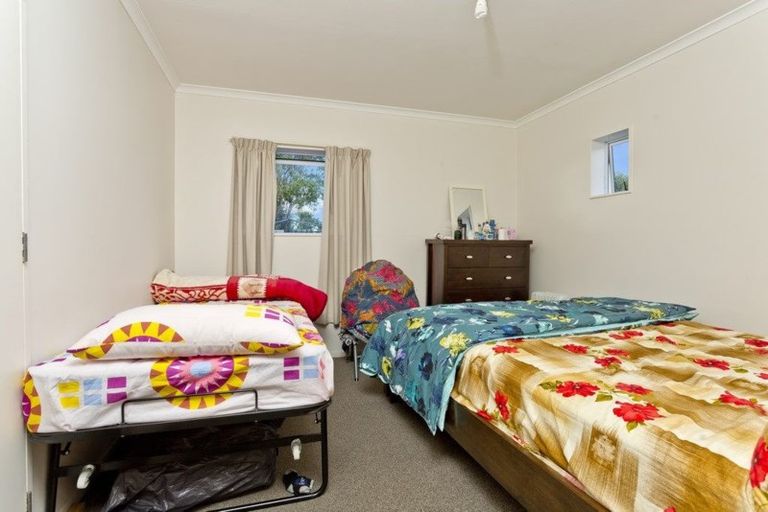 Photo of property in 10 Holdaway Avenue, Northcote, Auckland, 0627