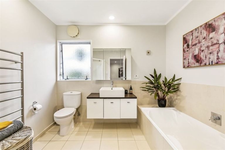 Photo of property in 46 Marywil Crescent, Hillcrest, Auckland, 0627