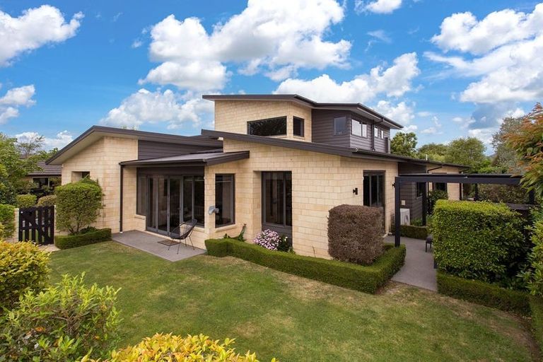 Photo of property in 28 Willowview Drive, Redwood, Christchurch, 8051