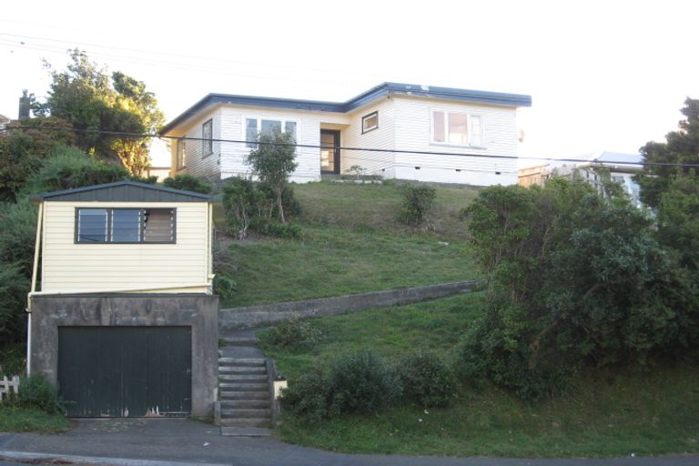 Photo of property in 8 Lyndfield Lane, Newlands, Wellington, 6037