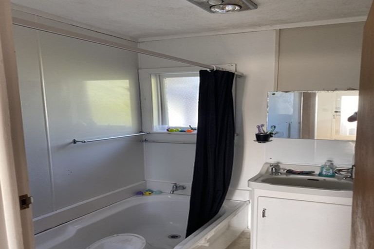 Photo of property in 1/24 Knights Road, Rothesay Bay, Auckland, 0630