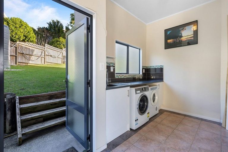 Photo of property in 5 Hanly Close, West Harbour, Auckland, 0618