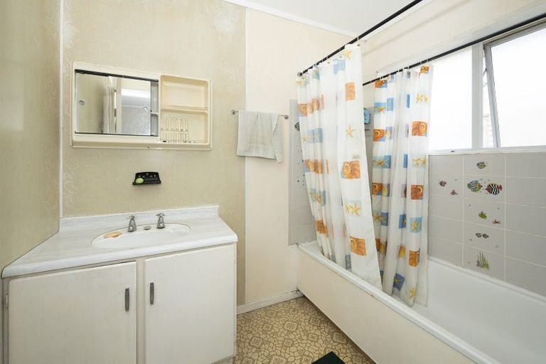 Photo of property in 2/81 West Coast Road, Glen Eden, Auckland, 0602