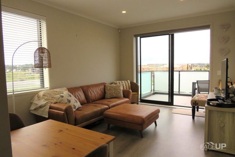 Photo of property in 6/22 Kerewhenua Crescent, Hobsonville, 0616