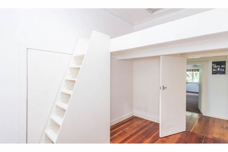 Photo of property in 17 Awaroa Road, Sunnyvale, Auckland, 0612