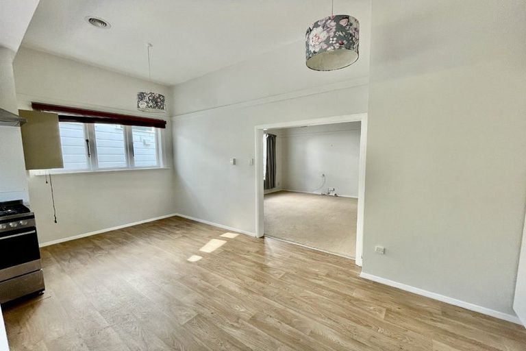 Photo of property in 16 Woburn Road, Northland, Wellington, 6012