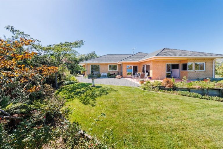 Photo of property in 24 La Lena Grove, Fitzherbert, Palmerston North, 4410