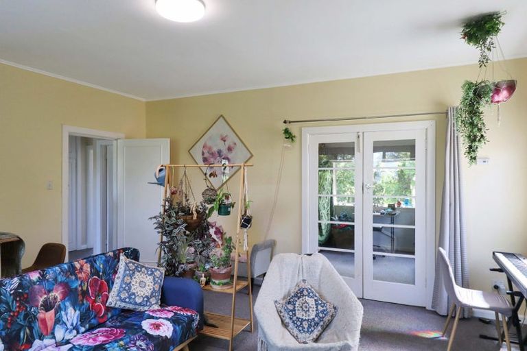Photo of property in 140 The Ridgeway, Mornington, Wellington, 6021