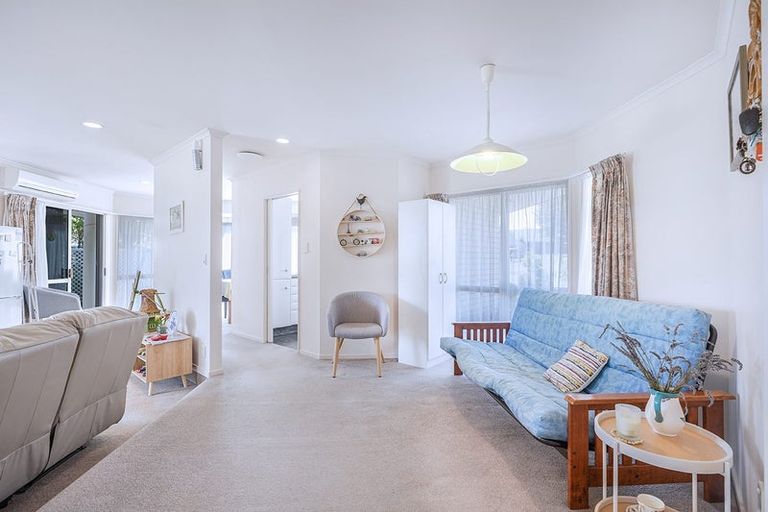 Photo of property in 2 Sunset Close, Western Heights, Hamilton, 3200