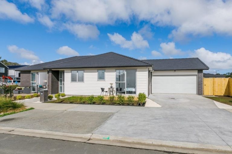 Photo of property in 42 Schoolside Road, Kumeu, 0810