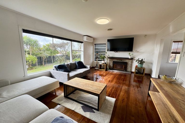 Photo of property in 2 Thomas Rea Place, Te Atatu South, Auckland, 0610