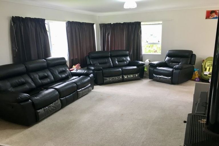 Photo of property in 3 Lochend Place, Highland Park, Auckland, 2010