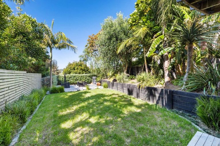 Photo of property in 4/9a Melandra Road, Stanmore Bay, Whangaparaoa, 0932