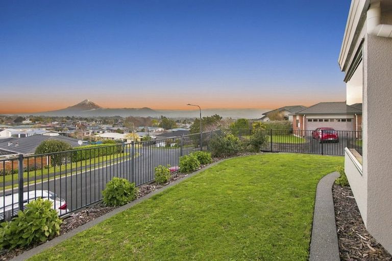 Photo of property in 9 Sandel Rise, Merrilands, New Plymouth, 4312