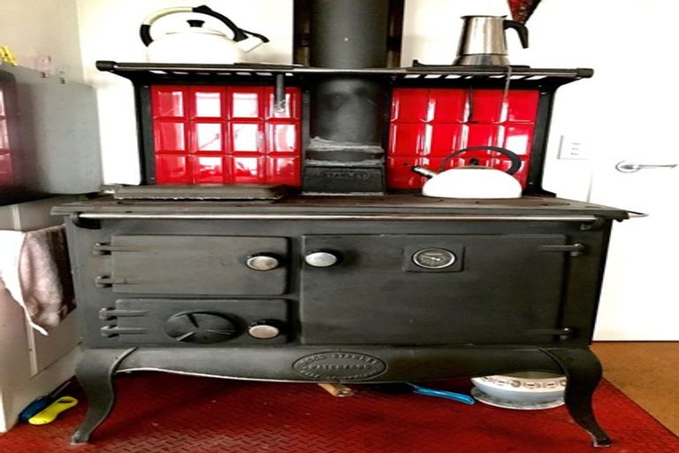 Photo of property in 28 Matakohe Road East, Matakohe, 0593