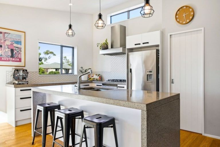 Photo of property in 10 Gavinike Place, Waimauku, 0812