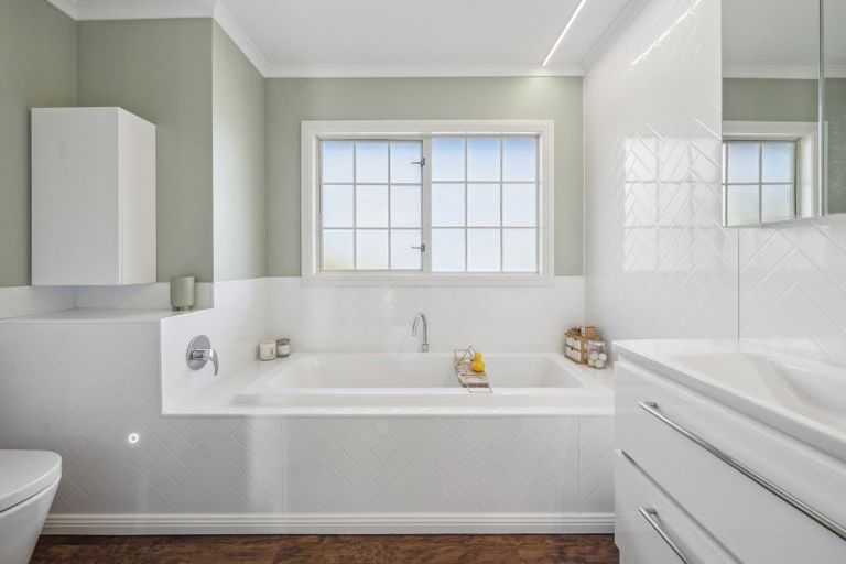 Photo of property in 2 Rika Place, Kawaha Point, Rotorua, 3010