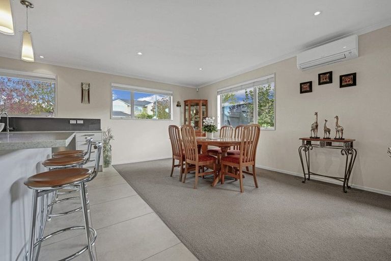 Photo of property in 11 Murray Becroft Avenue, Henderson Valley, Auckland, 0612