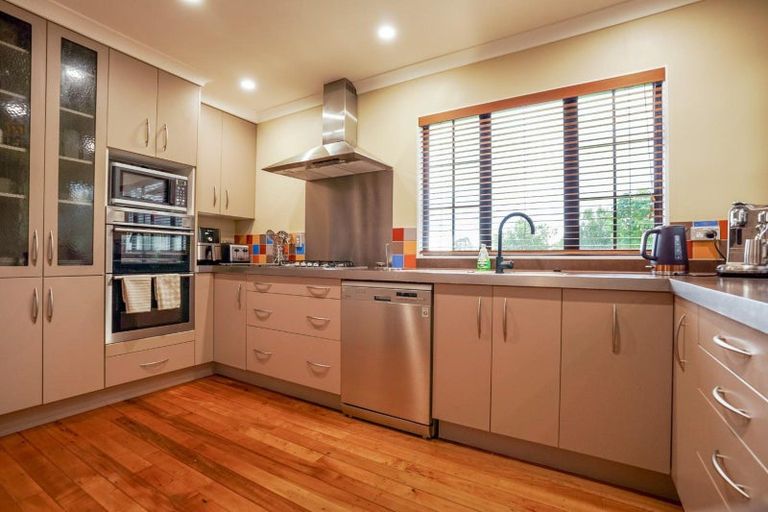 Photo of property in 16 La Lena Grove, Fitzherbert, Palmerston North, 4410