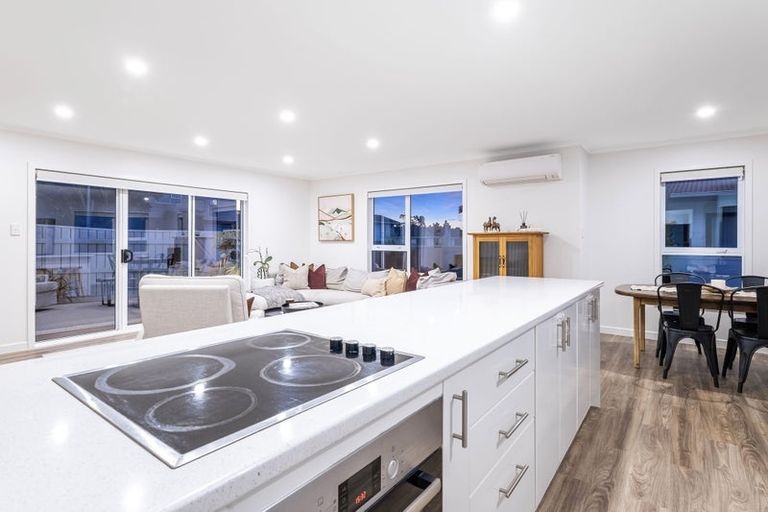 Photo of property in 11 Parkinson Close, Whitby, Porirua, 5024