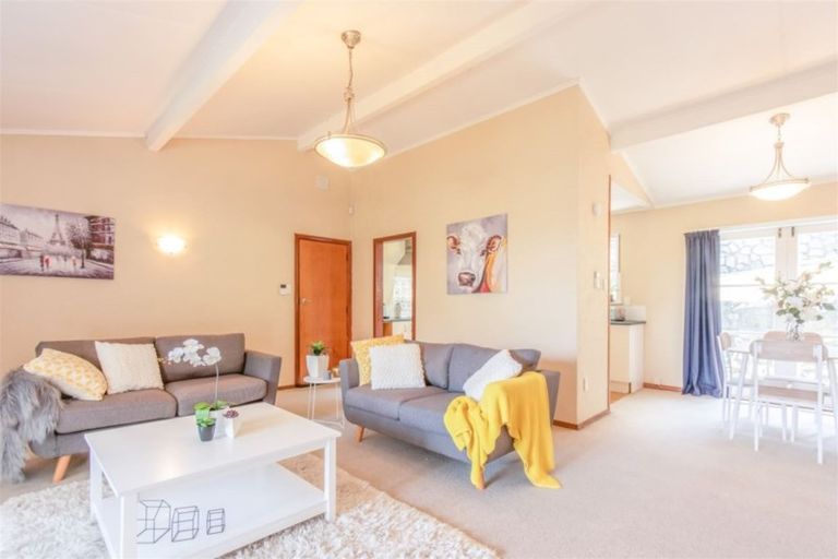 Photo of property in 17 Omega Street, Newlands, Wellington, 6037