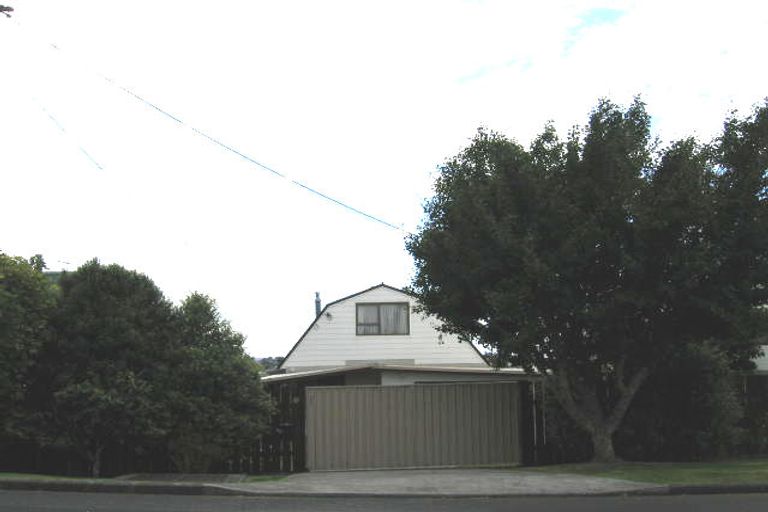 Photo of property in 2/1 Mizpah Road, Waiake, Auckland, 0630