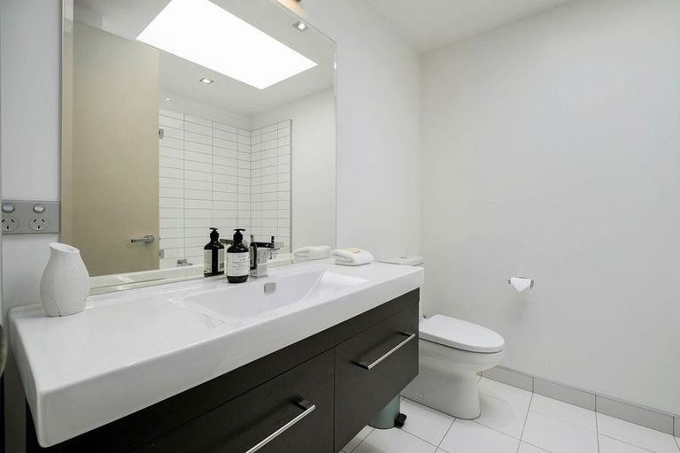 Photo of property in 8a Hallenstein Street, Queenstown, 9300