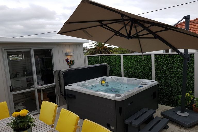 Photo of property in 12 Dallinghoe Crescent, Milford, Auckland, 0620