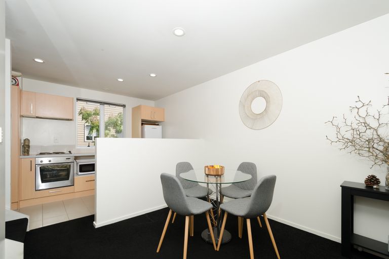 Photo of property in 15 Albionvale Road, Glen Eden, Auckland, 0602