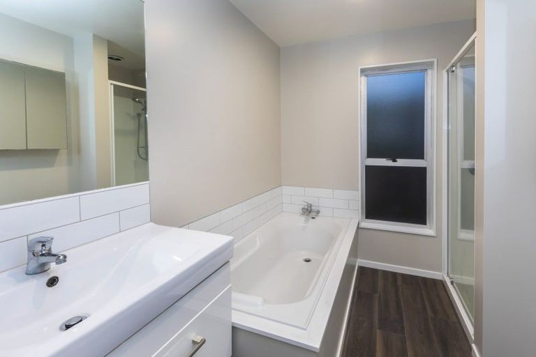 Photo of property in 28 Denniston Crescent, Redwood, Christchurch, 8051