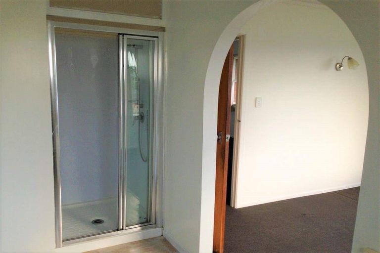 Photo of property in 8 Easton Park Parade, Glenfield, Auckland, 0629