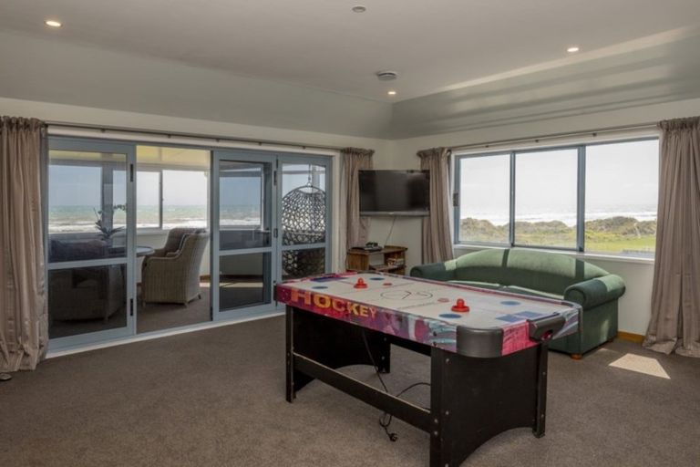 Photo of property in 14 Marine Parade South, Foxton Beach, Foxton, 4815