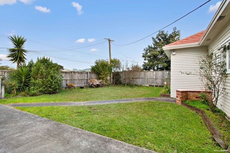 Photo of property in 37 Titirangi Road, New Lynn, Auckland, 0600