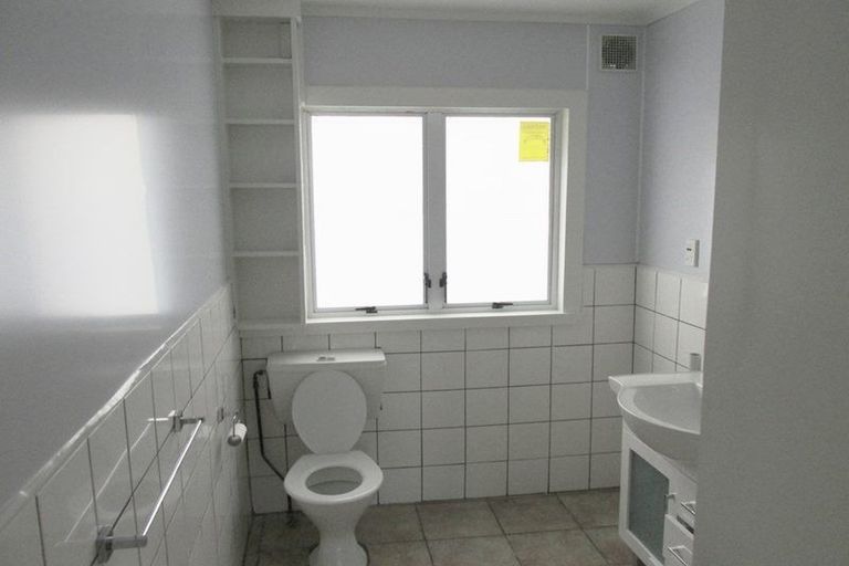 Photo of property in 68 Archibald Road, Kelston, Auckland, 0602