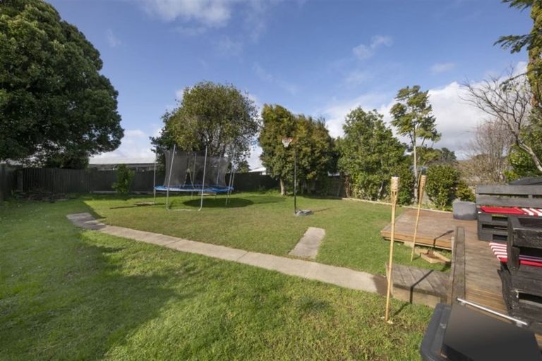 Photo of property in 201 Edmonton Road, Te Atatu South, Auckland, 0610