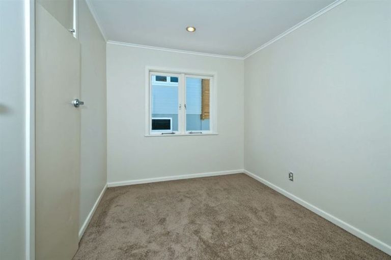 Photo of property in 16 Hauraki Crescent, Pinehill, Auckland, 0632