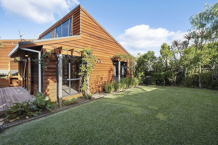 Photo of property in 11 Calypso Place, Rothesay Bay, Auckland, 0630