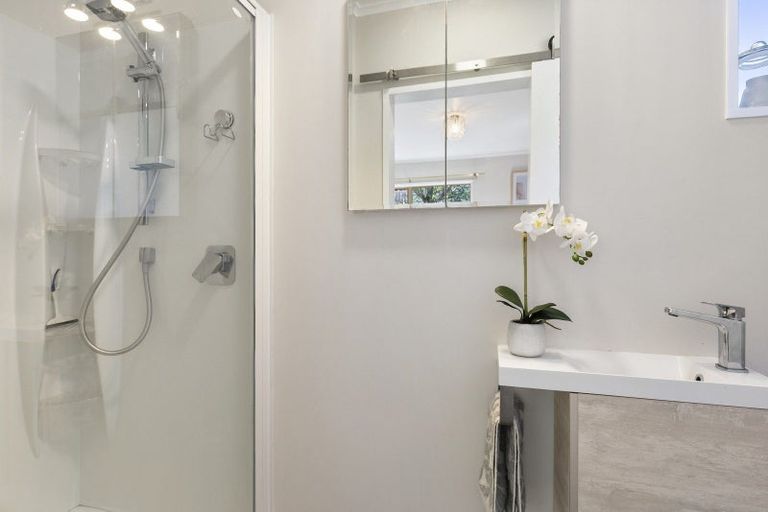 Photo of property in 27 Paddington Grove, Karori, Wellington, 6012